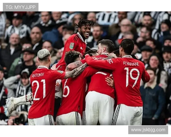 曼联阵容临时凑战组合问题阶段性反映，稳定性承压面临考验