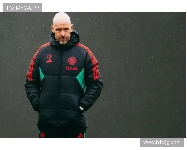 曼联“后腰危机”引爆战术分歧：滕哈赫疯狂重用麦克托米奈引发争议，球迷直呼战术体系已彻底失控！